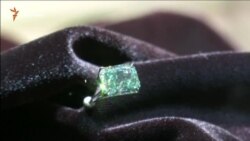 В Гонконге представили самый большой зеленый бриллиант в истории (видео)