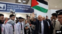 Jibril Rajoub, președintele Comitetului Olimpic Palestinian, salută oamenii veniți să-i întâmpine pe sportivii palestinieni la sosirea la Paris, pe 25 iulie. 