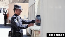 Таможенный пункт на кыргызско-китайской границе. 