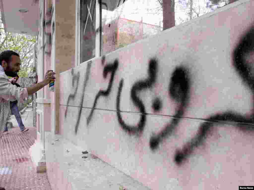 Iran -- A government supporter writes with spray on the wall of the building, where former parliament speaker and head of reformist Etemad Melli party Mehdi Karubi lives, Tehran, 14Mar2010  - Iran -- A government supporter writes with spray on the wall of the building, where former parliament speaker and head of reformist Etemad Melli party Mehdi Karubi lives, Tehran, 14Mar2010 