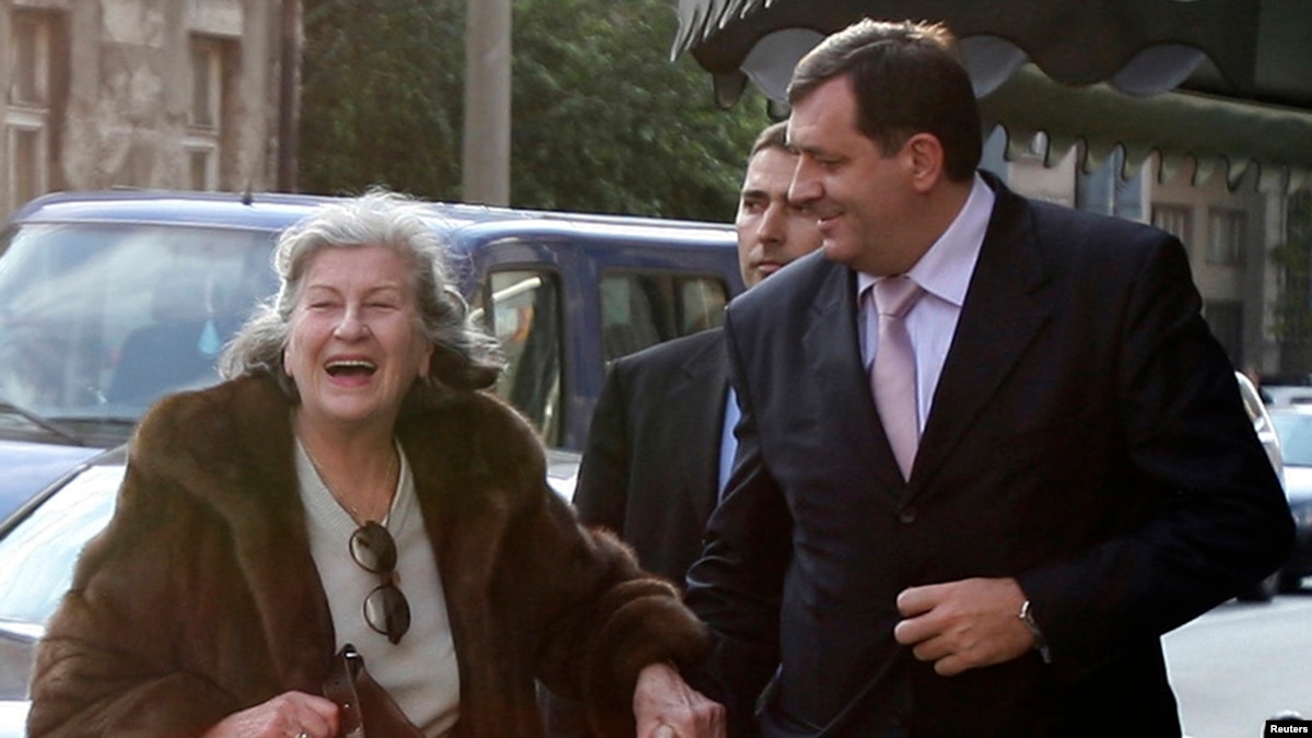 Milorad Dodik prati Biljanu Plavšić ispred njenog stana u Beogradu, 27. 10. 2009.