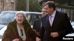 Milorad Dodik prati Biljanu Plavšić ispred njenog stana u Beogradu, 27. 10. 2009.
