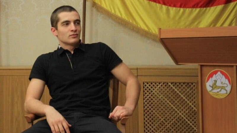 Во Владикавказе блогер провел автопикет в поддержку арестованного Гуева