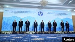 Участники саммита СНГ пришло время позирования для групповой фотографии. Бишкек, Кыргызстан, 13 октября 2023 года