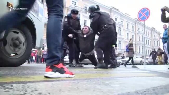 В Москве 2 апреля были задержаны не менее 59 человек (видео)