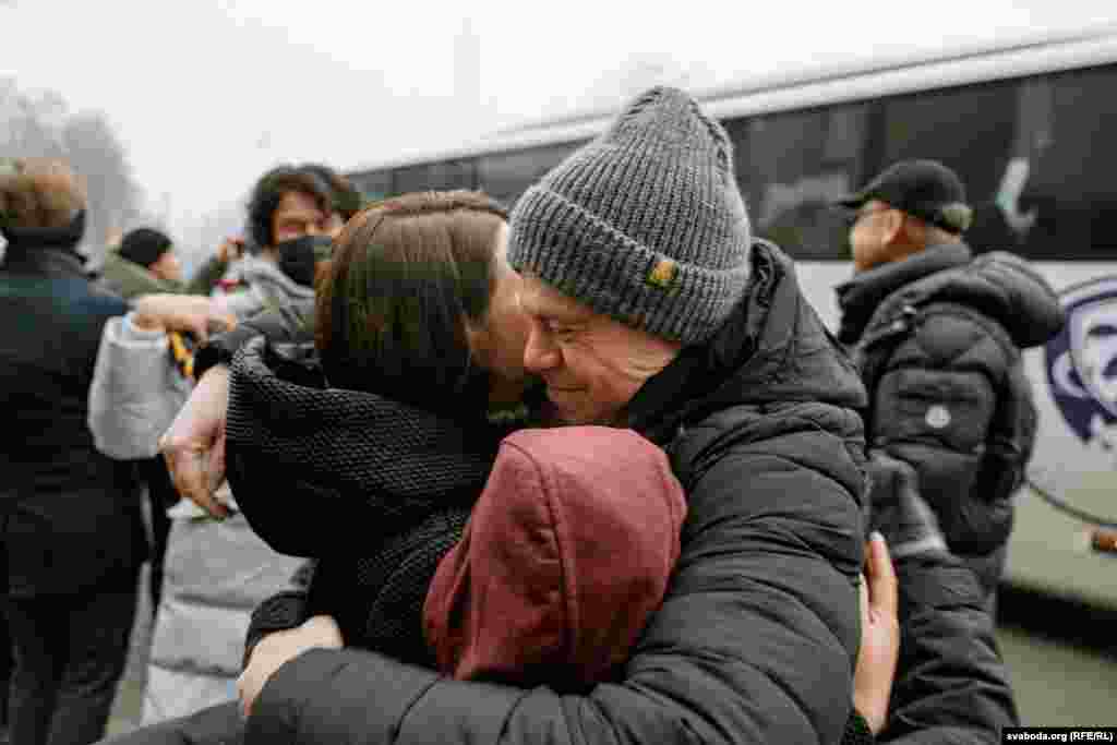 Праваабаронца «Вясны» Уладзь Лабковіч упершыню пасля вызвалення сустракаецца з сям’ёй у Вільні. 18 сьнежня 2025 году.13 снежня 123 беларускіх палітвязняў вывезлі ва Ўкраіну ў выніку перамоваў з адміністрацыяй Трампа. Каб убачыць родных, Лабковіч больш за суткі ехаў з Украіны праз Польшчу.Фота: Беларуская служба Радыё Свабода