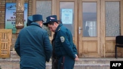 Uzbekistan -- Uzbek police officers stand guard near a polling station in Tashkent, March 29, 2015