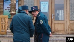 Начальника и сотрудников Чиназской милиции критикуют за то, что они служили не государству и народу, а предпринимателю Ахмаду Турсунбаеву.  