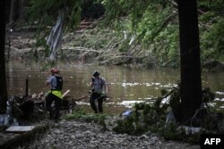 Anëtarët e një ekipi kërkim-shpëtimi kërkojnë njerëz pranë Kampit Mystic, vendi ku të paktën 20 vajza u zhdukën pas përmbytjeve në Teksas, më 5 korrik 2025.