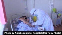 Науқасқа укол салып жатқан медицина қызметкері.  Көрнекі сурет.