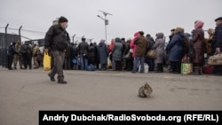 Люди у черзі до модуля перевірки на підконтрольній Україні частині КПВВ Станиця Луганська, 23 листопада 2021 року