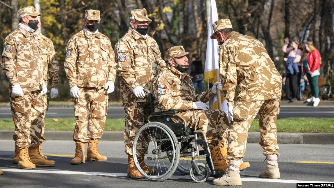 Militarii români care sunt răniți pe front primesc îngrijiri medicale în străinătate. România nu are un centru medical dedicat lor. Imagine de arhivă, de la repetiția pentru parada de 1 Decembrie.