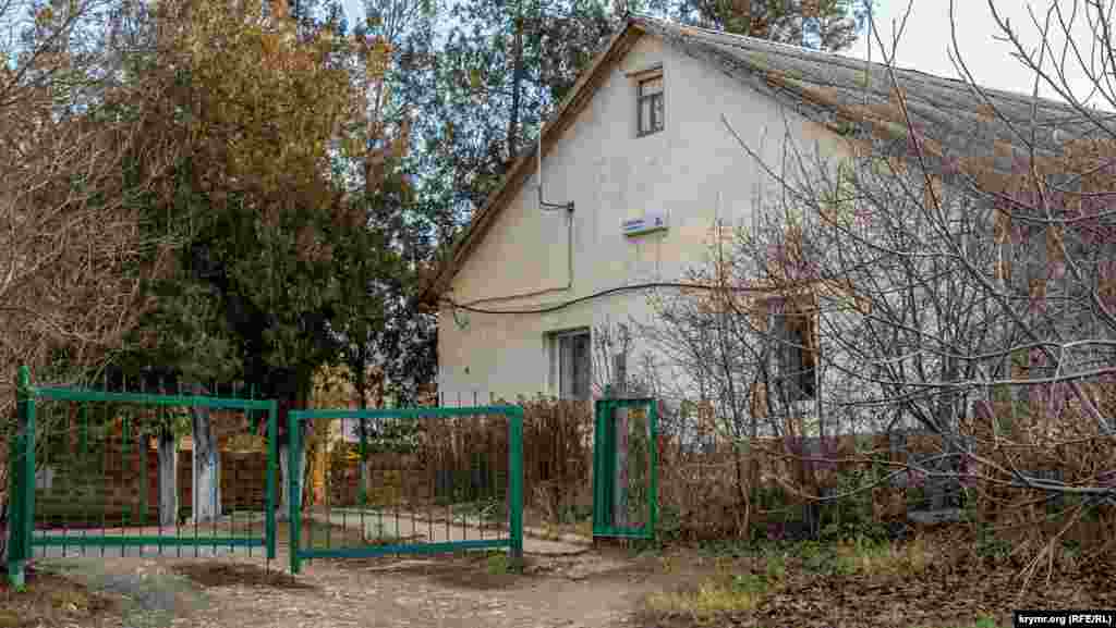 Як і ця стара будівля початкової школи, приписана до сусіднього села Перевальне
