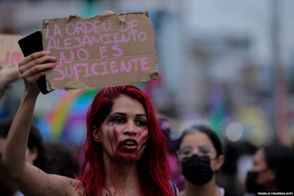 Një grua duke demonstruar para Gjykatës Supreme të Drejtësisë, në Panama Siti, Panama.