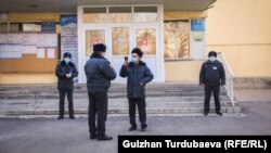 Милиционеры возле одного из УИКов в Бишкеке. 28 ноября 2021 года. 