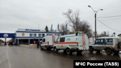 Автомобілі МНС Росії біля заводу, де сталися вибухи