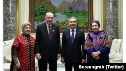 Türkmen we türk prezidentleriniň maşgala suraty. Sagdan çepe: Ogulgerek Berdimuhamedowa, Gurbanguly Berdimuhamedow, Rejep Taýýip Erdogan, Emine Erdogan. 27-nji noýabr, 2021 ý. Aşgabat. Türkmenistan.
