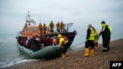 Британдық құтқарушылар Ла-Манш бұғазы арқылы заңсыз келген мигранттарды қайықтар жағаға түсіріп жатыр. Ұлыбритания, 24 қараша, 2021 жыл.