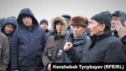 Активист Муратбек Tсенгазы (справа) выступает на похоронах диссидента Арона Атабека. Алматы, 26 ноября 2021 года