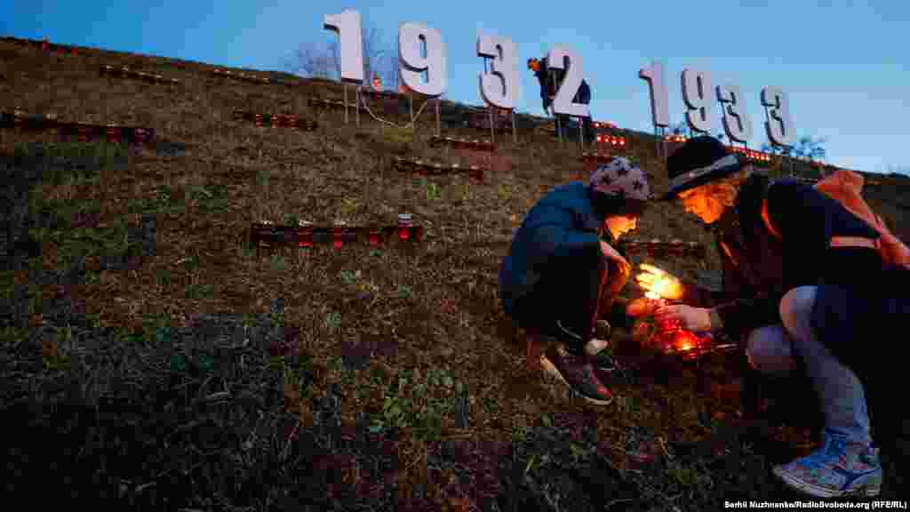 Щороку в останню суботу листопада українці запалюють свічки, щоб згадати мільйони загиблих від Голодомору, влаштованого сталінським режимом проти українського селянства