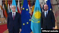 Президент Казахстана Касым-Жомарт Токаев и президент Совета Европы Шарль Мишель. Брюссель, 26 ноября 2021 года