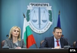 Boriszlav Szafarov, bolgár főügyészhelyettes, a bolgár nyomozóhatóság főnöke és Szijka Mileva főügyész beszél a Sztruma autópályán történt tragédiáról.