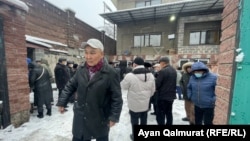 Пришедшие на похороны Арона Атабека люди. Алматы, 26 ноября 2021 года