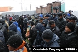 Людей было так много, что во дворе дома они не поместились и стояли за воротами, Алматы, 26 ноября 2021 года