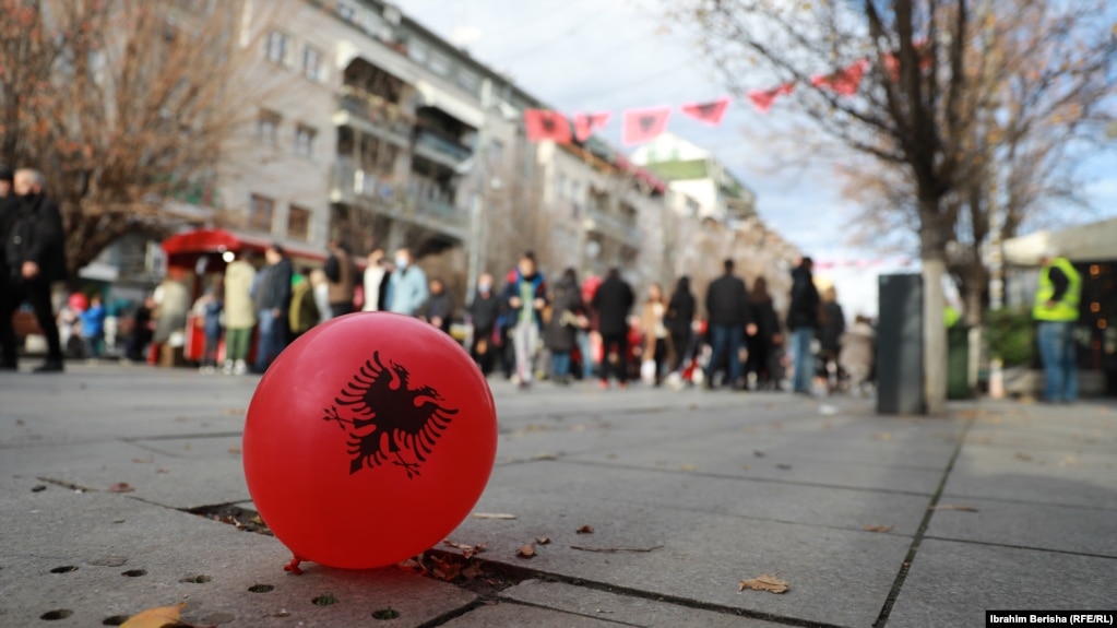 Një balonë me flamurin e Shqipërisë. Prishtinë, 28 nëntor 2021.  