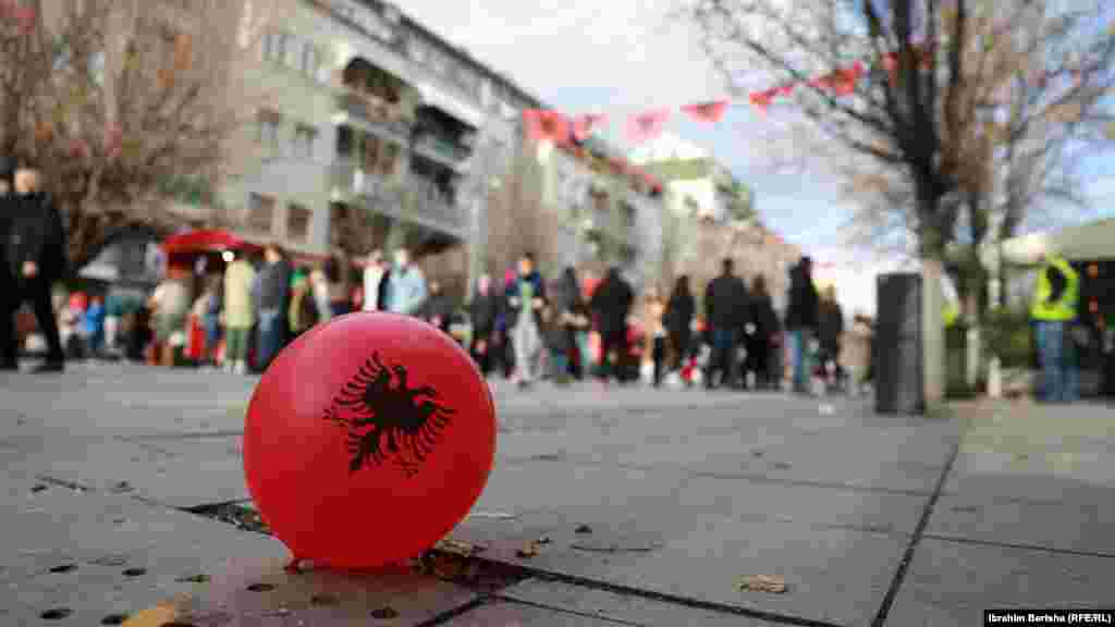 Një balonë me flamurin e Shqipërisë. Prishtinë, 28 nëntor 2021. &nbsp;