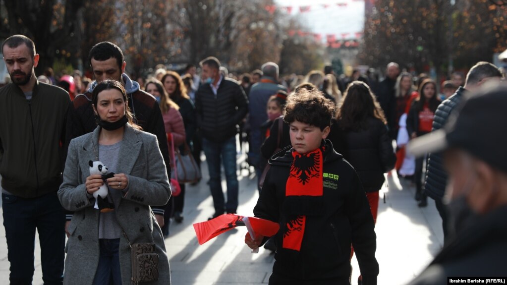 Qytetarët dolën në sheshet kryesore të Prishtinës për të festuar 109-vjetorin e shpalljes së pavarësisë së Shqipërisë. 