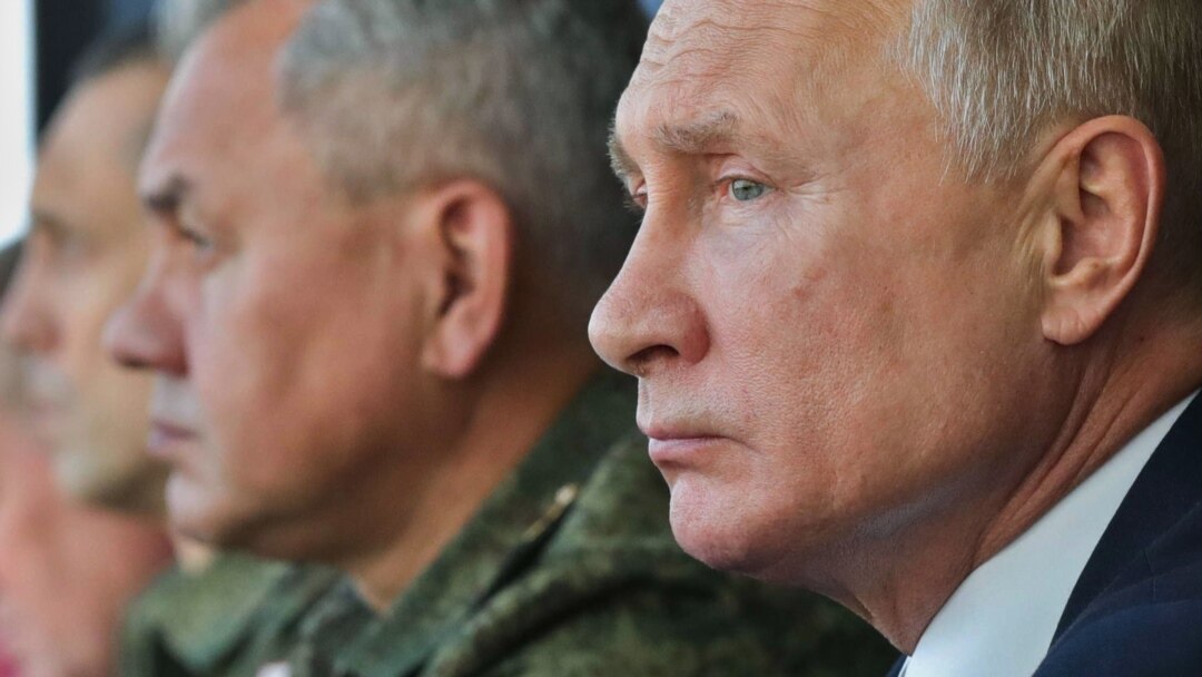 Президент России Владимир Путин на военных учениях, архивное фото