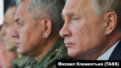 Президент России Владимир Путин (п) и министр обороны России Сергей Шойгу (л)
