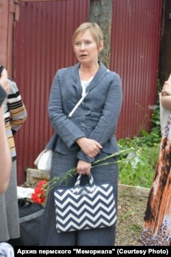 Елена Тихонова на церемонии установки табличек "Последнего адреса"