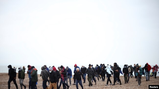 Migranti na obali nakon što su prešli kanal u Veliku Britaniju, 24. novembra 2021.