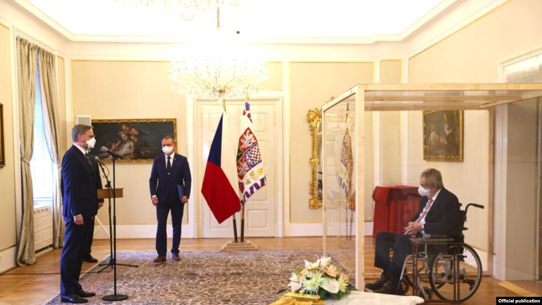 Президент Чехии Милош Земан (справа) назначает Петра Фиалу главой правительства. Резиденция в замке Ланы, 28 ноября 2021