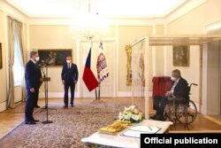 Президент Чехии Милош Земан (справа) назначает Петра Фиалу главой правительства. Резиденция в замке Ланы, 28 ноября 2021 года