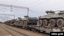 Эшелон российских БТР-82 движется в направлении населенного пункта Валуйки, расположенного в 23 километрах от Украины