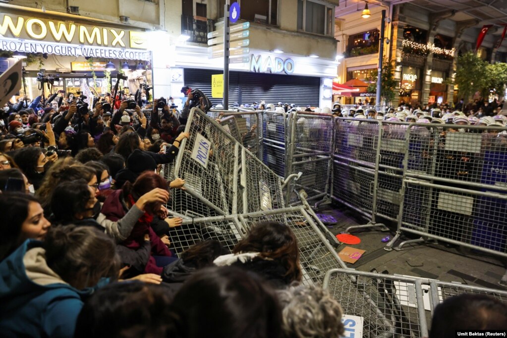 Demonstruesit duke rrëzuar një barrikadë policore, gjatë një proteste, në Stamboll, Turqi.