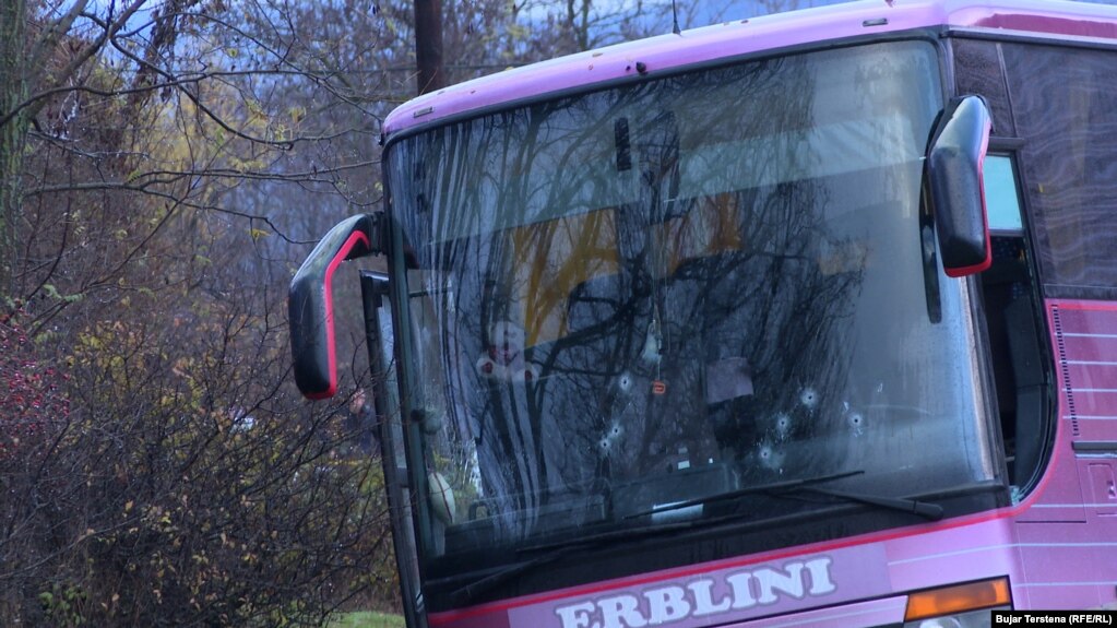 Vrimat e plumbave shihen në dritaren e përparme të autobusit. Policia e Kosovës ka hedhur poshtë mundësinë që vrasja e trefishtë lidhet me akt terrorist. 