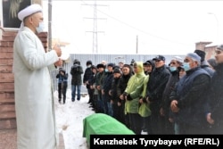 Люди на похоронах Арона Атабека. Алматы, 26 ноября 2021 года