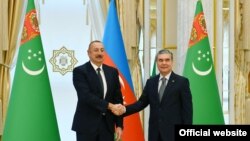Türkmenistanyň Halk maslahatynyň başlygy Gurbanguly Berdimuhamedow Azerbaýjanyň prezidenti Ylham Alyýew bilen görüşýär. 
