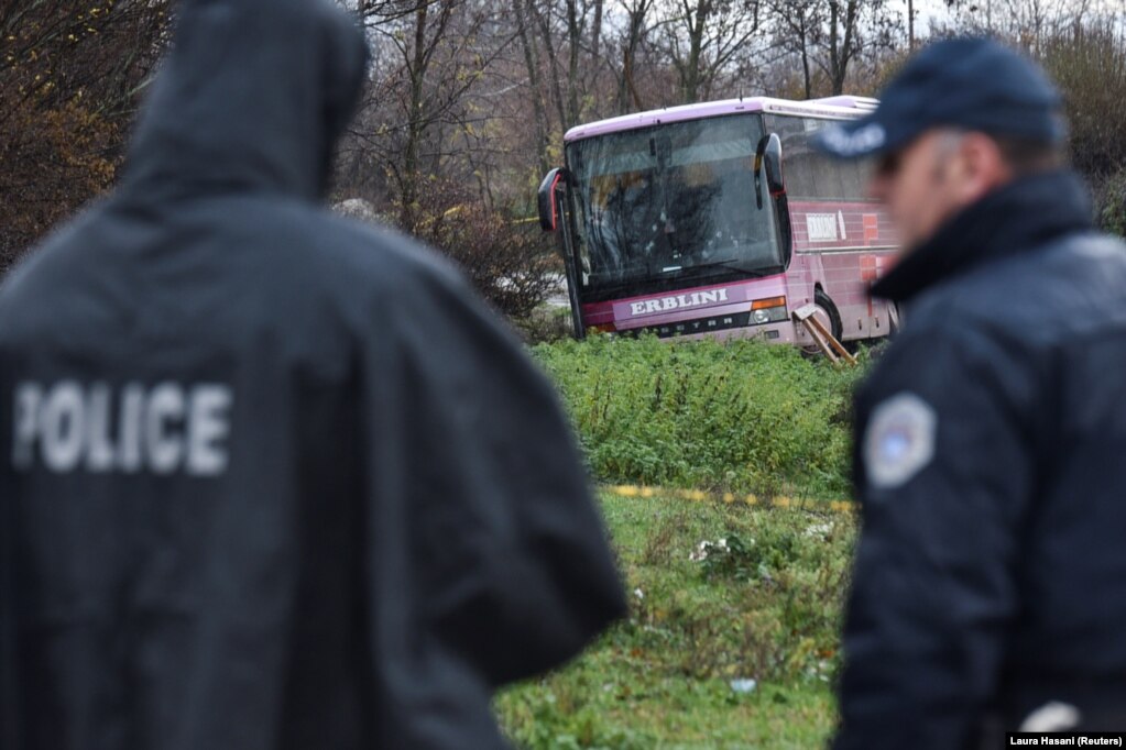 Autoritetet e Kosovës nuk e kanë përjashtuar mundësinë që në sulmin ndaj autobusit të jenë përfshirë më shumë se një person. 