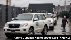 автомобили на ОБСЕ на контролниот пункт Станица Луханска, 22 ноември 2021 година
