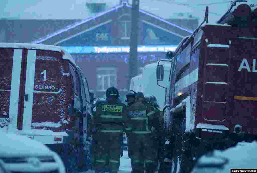 РУСИЈА - Најмалку 11 луѓе загинаа, а 43 се повредени во експлозија предизвикана од пожар во рудник за јаглен во регионот Кемерово во Сибир, додека 49 рудари се уште се заробени под земја, соопштија денеска руските власти.