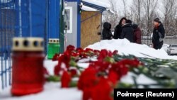 Цвеќиња и свеќи за загинатите пред рудникот Листвјажнаја 