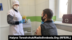 Президент Володимир Зеленський 15 листопада у відеозверненні заявив, що українці, які пройшли повний курс вакцинації від COVID-19, отримають по одній тисячі гривень через додаток «Дія»