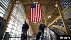 Putovanja u SAD na aerodromu u sezoni praznika. Građani SAD su proslavili 25. novembra Dan zahvalnosti, drugi u pandemiji COVID-19. 