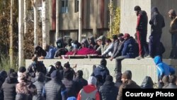 Протестующие привезли тело убитого к зданию областной администрации. Хорог, 25 ноября 2021 года