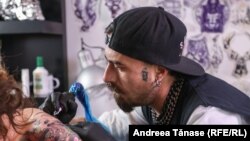 Një artist duke bërë një tatuazh. Fotografi nga arkivi.